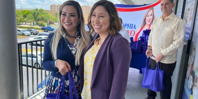 Sophia Lacayo distribuye 200 bolsas con comida en Distrito 12