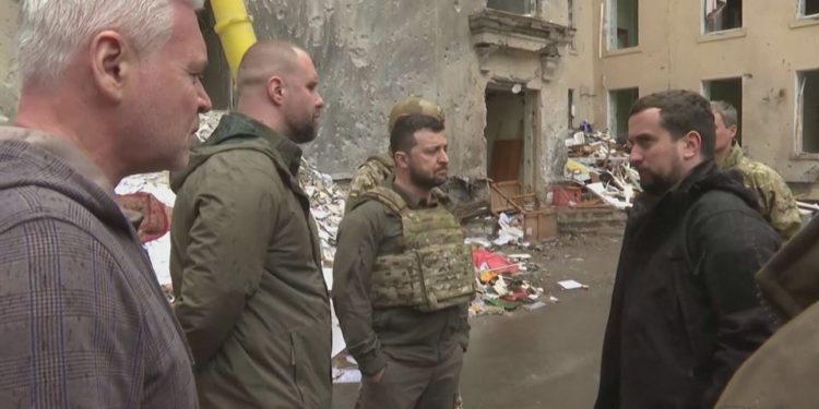 Zelenski visitó a las tropas en Járkov