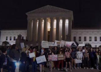 Filtración de documento sobre el aborto crea un caos en Corte Suprema de EEUU