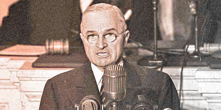 El presidente Harry Truman, habla en el Capitolio, en 1947, dando origen a la Doctrina Truman: frenar el expansionismo soviético y el comunismo.