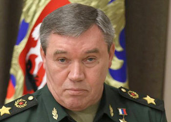 El general ruso, Valeri Guerásimov, subió por sus propios pies al avión que lo evacuó.