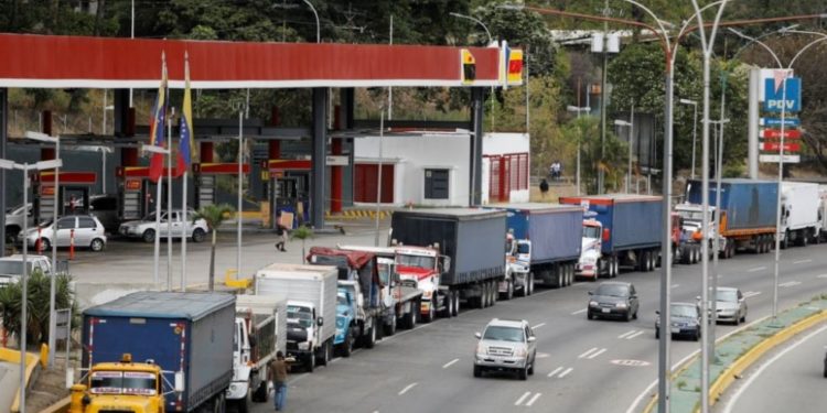 Régimen venezolano ordena cobrar el diesel en dólares cuando haya bajo suministro
