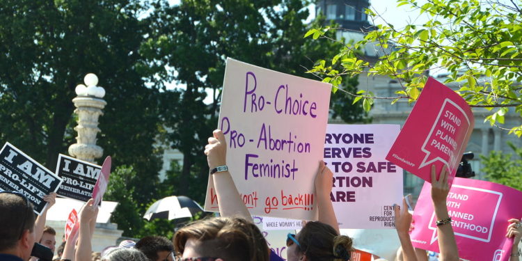 Más allá de la noticia: ¿Puede el llamado a defender el aborto evitar que los demócratas pierdan las elecciones al Congreso de EE.UU.?