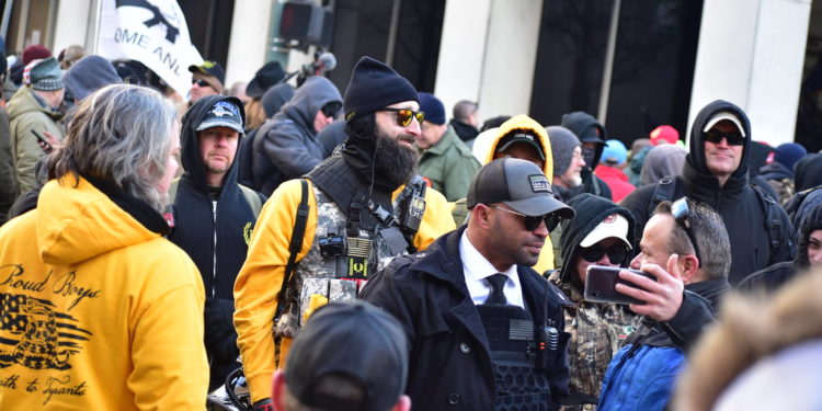 Líder de Proud Boys y 4 miembros ​​acusados de conspiración sediciosa por asalto al Capitolio