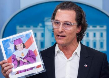 En la Casa Blanca, el actor Matthew McConaughey lanzó poderoso mensaje sobre la política de armas en EEUU