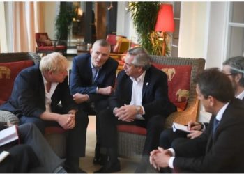 Alberto Fernández y Boris Johnson… tenso encuentro por las Malvinas