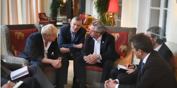 Alberto Fernández y Boris Johnson… tenso encuentro por las Malvinas