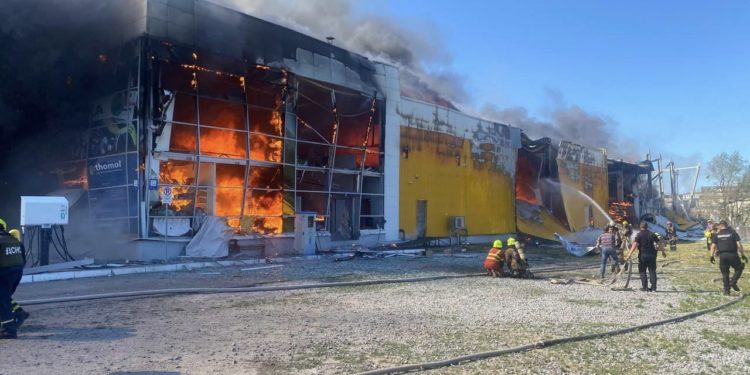 Testigos relatan el horror que vivieron en el centro comercial de Kremenchuk