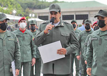 Maduro con su "teatro" de operaciones militares, contra Colombia y EEUU.