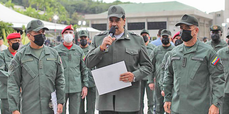 Maduro con su "teatro" de operaciones militares, contra Colombia y EEUU.
