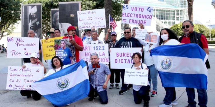 En las calles de Los Ángeles fluyen manifestaciones que gritan: "¡No más dictaduras!"