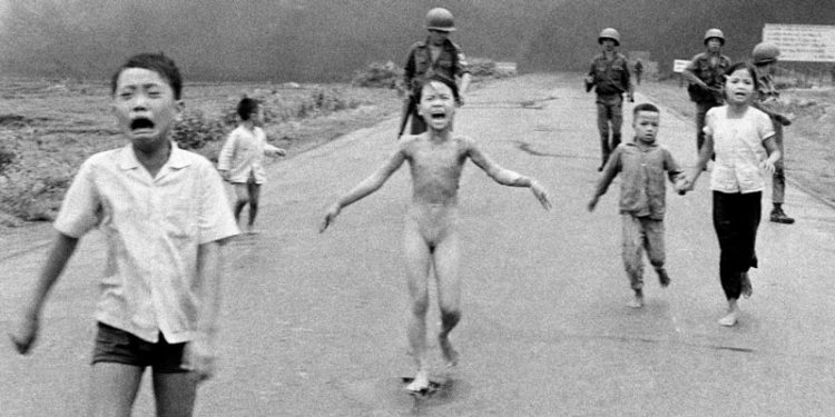 La niña del napalm sigue moviendo las fibras más sensibles de una humanidad que no aprende y sigue alimentando la guerra.