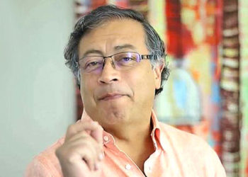 Gustavo Petro intenta seducir a los indecisos.