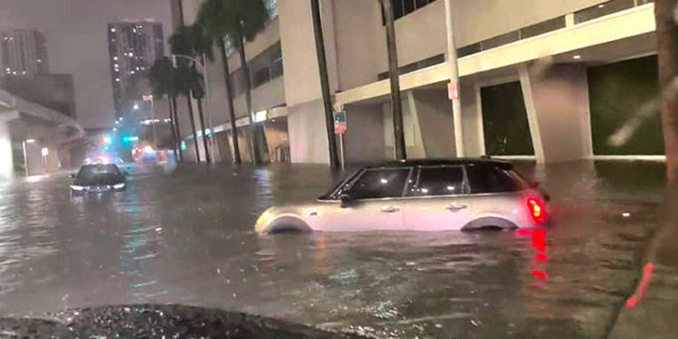 Varias zonas en Florida quedaron bajo las agua, por la acción de la tormenta Alex.