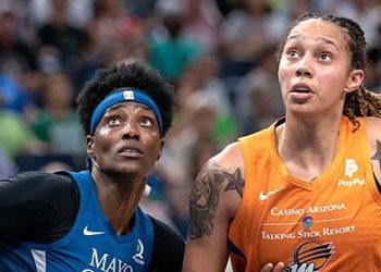 Enjuiciada en Rusia: Estrella del Baloncesto Brittney Griner clama por ayuda a Biden