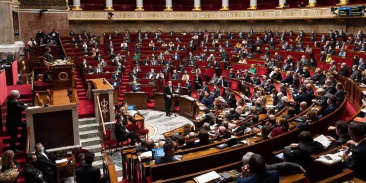 Francia: Asamblea Nacional rechazó voto de censura a Macron
