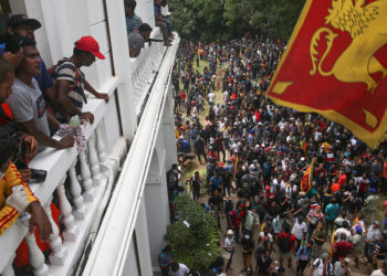 Sri Lanka: Huyó el presidente, renunció el primer ministro