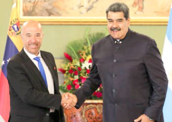 Oscar Laborde le entregó sus credenciales a Nicolás Maduro. Luego se fue al Congreso, para hablar en contra del imperio.