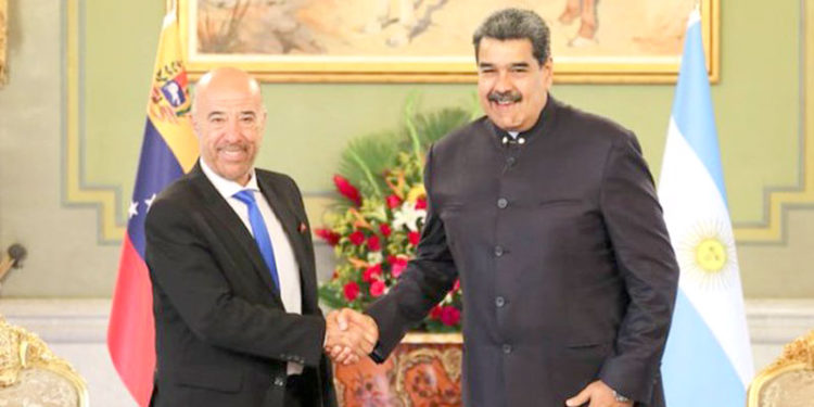 Oscar Laborde le entregó sus credenciales a Nicolás Maduro. Luego se fue al Congreso, para hablar en contra del imperio.