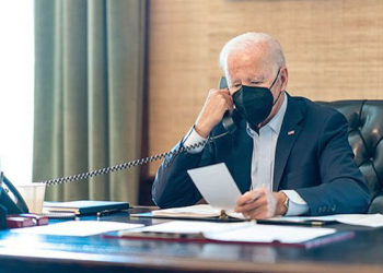 El presidente Biden sigue al frente de sus responsabilidades, pero de forma aislada. Sus síntomas por la Covid son muy leves.