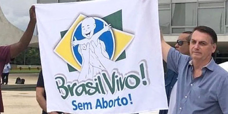 Jair Bolsonaro es un católico conservador, quien a menudo ha dicho que le gustaría prohibir el aborto por completo.
