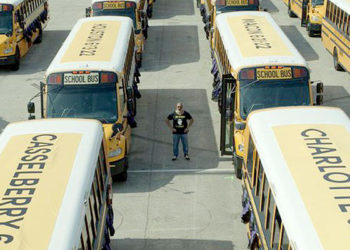La caravana de 52 autobuses escolares es un poderoso símbolo de la fortaleza de quienes perdieron a un hijo, por culpa de las armas.