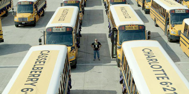 La caravana de 52 autobuses escolares es un poderoso símbolo de la fortaleza de quienes perdieron a un hijo, por culpa de las armas.