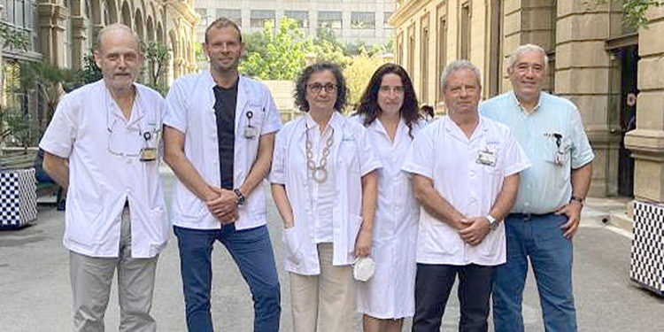 Parte del equipo del Hospital Clinic de Barcelona, que encabezó el tratamiento. Foto: cortesía Hospital Clinic Barcelona.