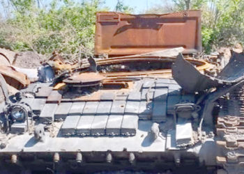 Los tanques rusos caen bajo el fuego de los drones ucranianos.