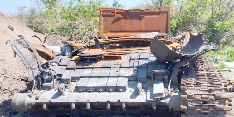 Los tanques rusos caen bajo el fuego de los drones ucranianos.