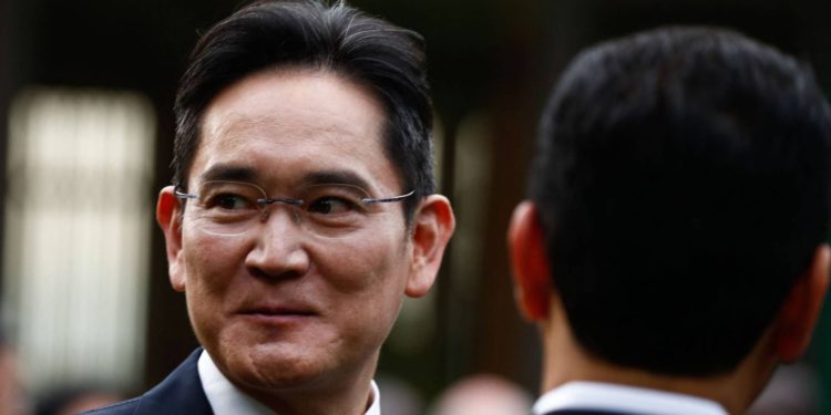 Indultan en Corea a presidente de Samsung, con la condición que reactive la empresa