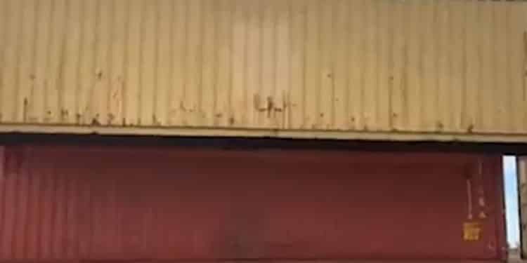 Gobernador de Arizona construye un muro anti inmigrantes con contenedores de metal