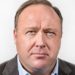 Alex Jones, quien difundió teorías conspirativas sobre el tiroteo en la escuela Sandy Hook, fue condenado a pagar millones de dólares a los padres