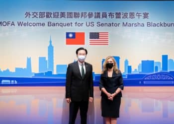 China “Nuevo Eje del Mal” dijo en Taiwán senadora Marsha Blackburn