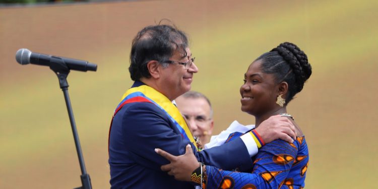 BBC: Tres hitos que hacen la ascensión de Petro al poder colombiano un estudio de caso