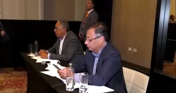 El dólar sube ligeramente después de toma de posesión de Petro en Colombia