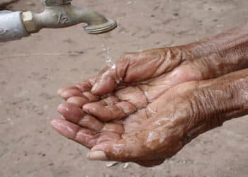 El agua no solo calma la sed. Con ella se genera electricidad.