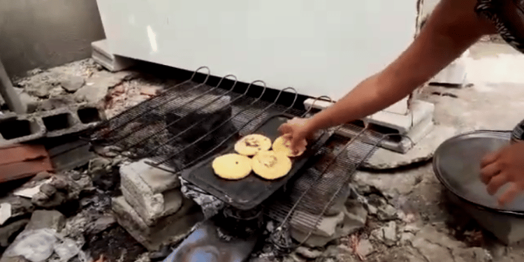 Venezuela: La falta de gas en un país petrolero que obliga a familias a cocinar con leña