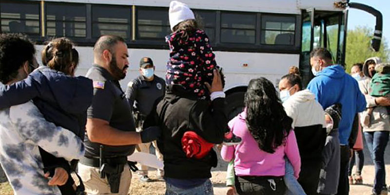 El gobernador de Texas comenzó a enviar a miles de inmigrantes en autobuses a Washington, como una afrenta al gobierno de Biden.