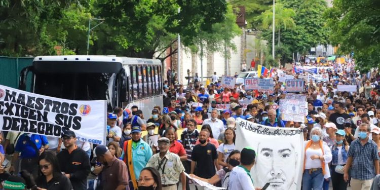 Docentes en las calles de Venezuela protestan su situación económica