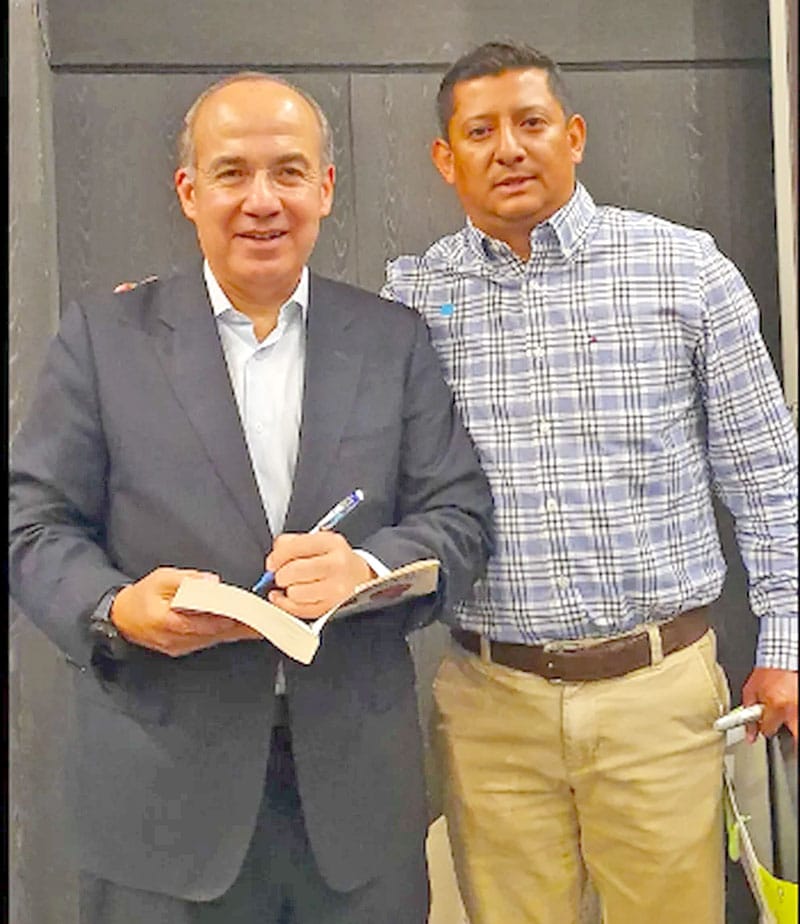 Eric Daniel Zamora Delgadillo, en 2019, junto al expresidente Felipe Calderón. Imagen de Facebook.