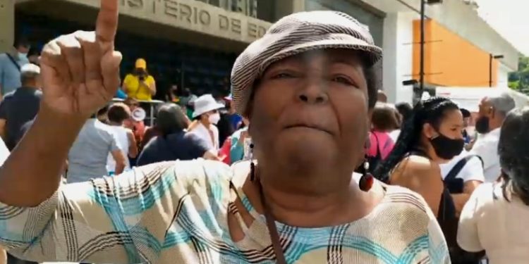 Maestros venezolanos del sector público protestan por los salarios más bajos de Lationoamérica