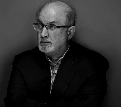 ¡Buena noticia! Salman Rushdie recupera el habla y respira sin ventilación