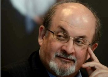 Salma Rushdie sobrevivió al atentado con puñal, pero está en condición muy delicada