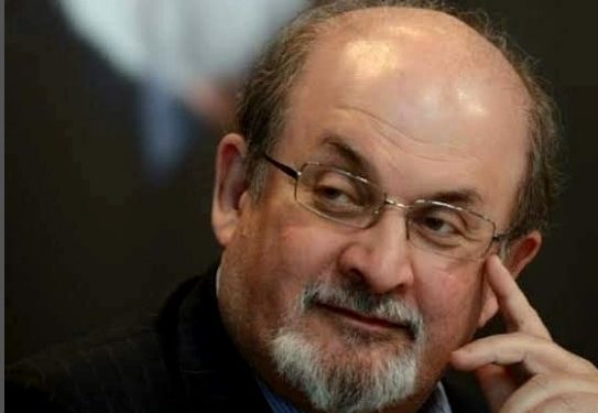 Salma Rushdie sobrevivió al atentado con puñal, pero está en condición muy delicada