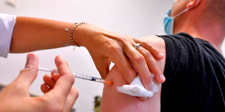 La inyección intradérmica requiere menos cantidad de la vacuna, al aplicarla. Así se multiplicarían las dosis.