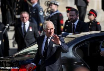 Carlos III enfrenta el reto de ser considerado el menos apto para darle continuidad a la monarquía británica