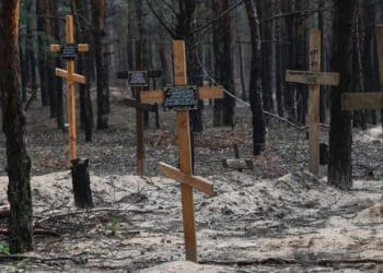 Zelensky denuncia hallazgo de fosas con más de 400 cuerpos en Izium