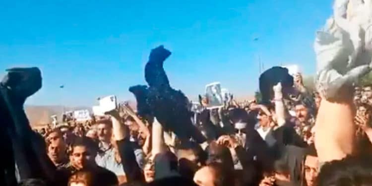 Por asesinato de una joven: ¡Muerte al dictador! piden iraníes
