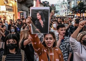 Irán: Siguen protestas en 100 ciudades por asesinato de Masha Amini